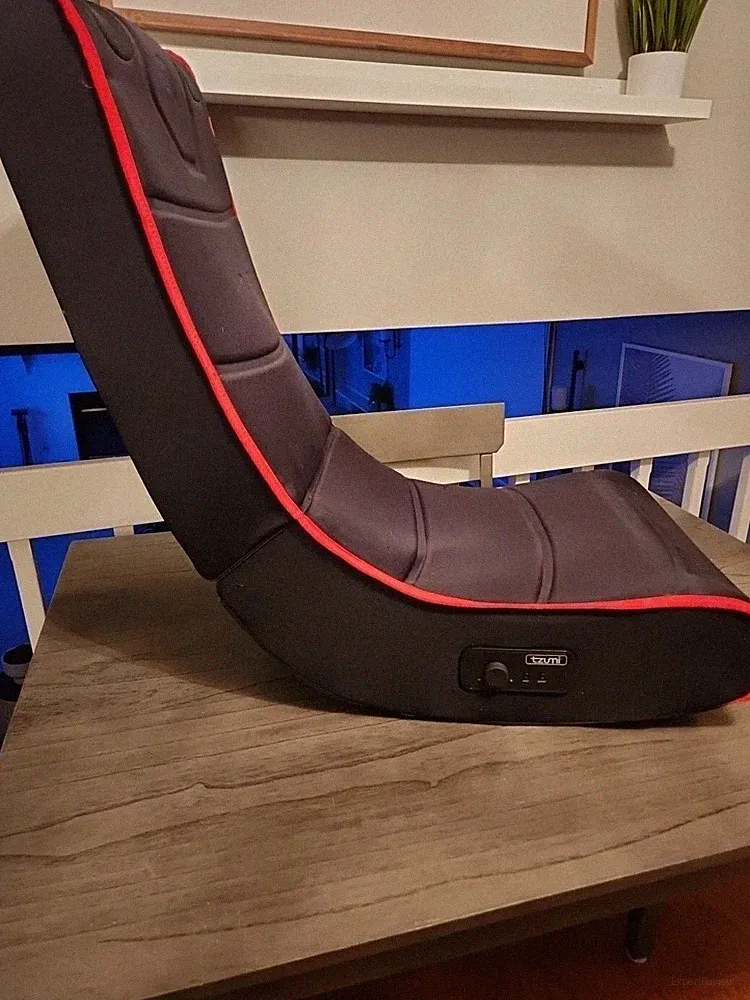 FOLDABLE GAMING CHAIR WITH ONBOARD SPEAKERS